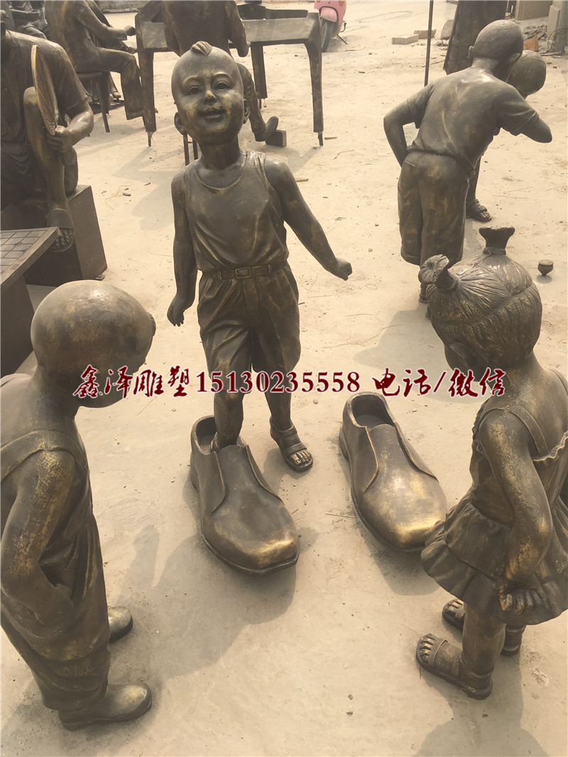 定做人物雕塑玻璃钢仿铜铸铜雕塑 童趣玩耍雕塑 小孩穿大鞋雕塑