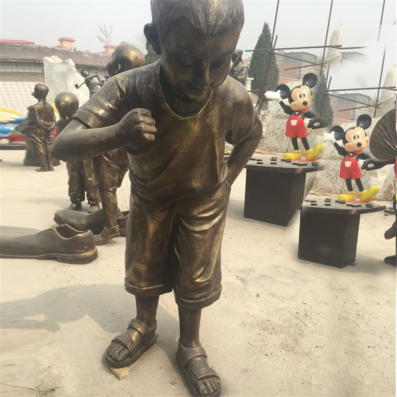 玻璃钢雕塑小孩玩穿鞋树脂仿铜人物雕塑游戏广场雕塑摆件